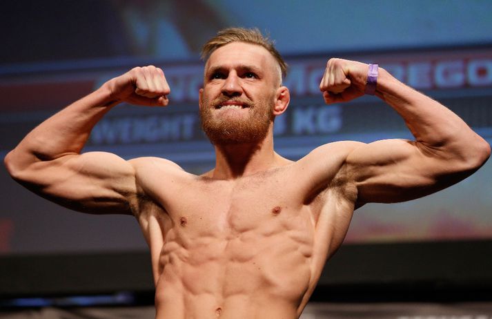 Ungur Conor á vigtinni hjá UFC.