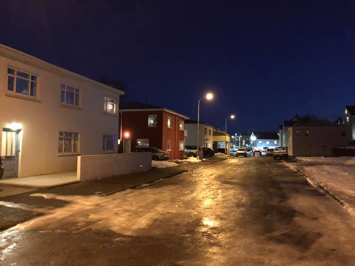 Slökkvilið Akureyrar var sent að hinu brennandi húsi við Hólabraut.