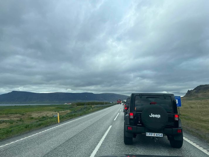 Umferð um Vesturlandsveg stöðvaðist um tíma vegna slyssins nú síðdegis.