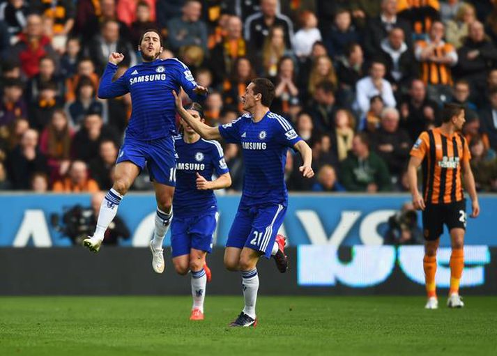 Eden Hazard fagnar marki sínu.
