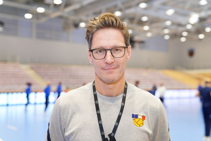 Arnar Pétursson stýrir íslenska landsliðinu í Lambhagahöllinni í kvöld, gegn Færeyjum í undankeppni EM.