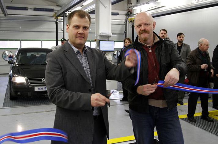 Klippt á borðann Tónlistarmaðurinn og blaðamaðurinn Dr. Gunni vígði nýja Tékklandsstöð.Fréttablaðið/GVA