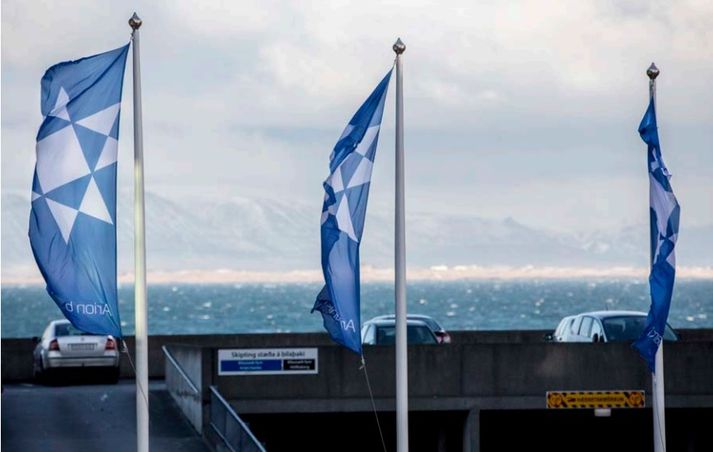 Verðlagning Arion banka, eins og hún birtist í verðbili hlutafjárútboðsins, á milli 0,6 og 0,7 af eigin fé bankans, er lág í alþjóðlegum samanburði. Þannig er meðalverð evrópskra banka með tilliti til eigin fjár rétt í kringum 1,0 og eru norrænir bankar, sem þykja að jafnaði vel reknir og fjármagnaðir, enn dýrari en verð þeirra, miðað við eigið fé, er að meðaltali um 1,3