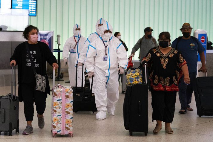 Áhöfn Air China gengur vandlega varin í gegnum alþjóðaflugstöðina í Los Angeles.