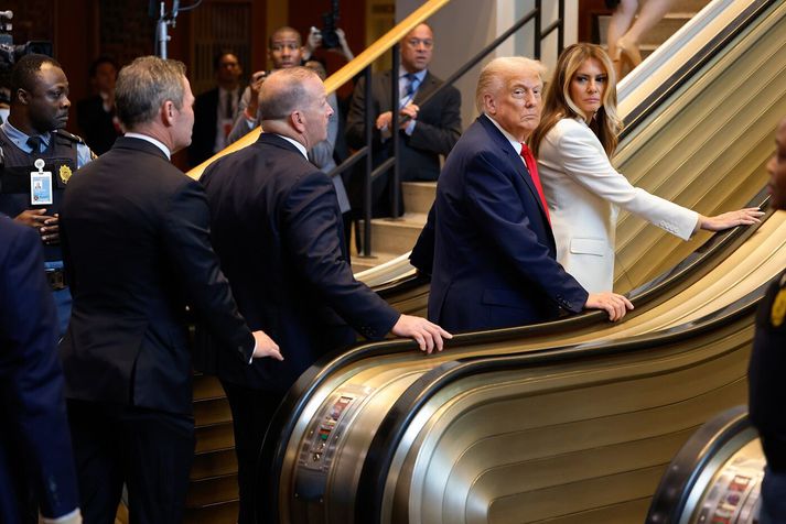 Donald og Melanía Trump í rúllustiganum „bilaða“.