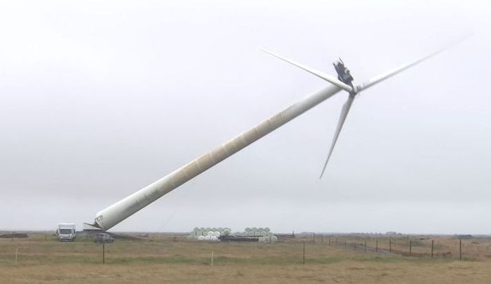 Vindmyllan féll með afli til jarðar.