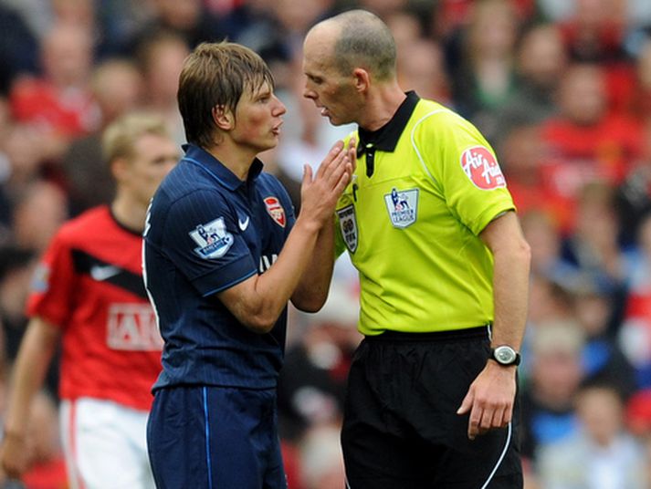 Andrei Arshavin og dómarinn Mike Dean.