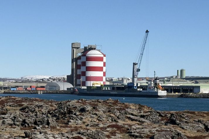 Súrálsskipinu var lagt að bryggju við Straumsvík.