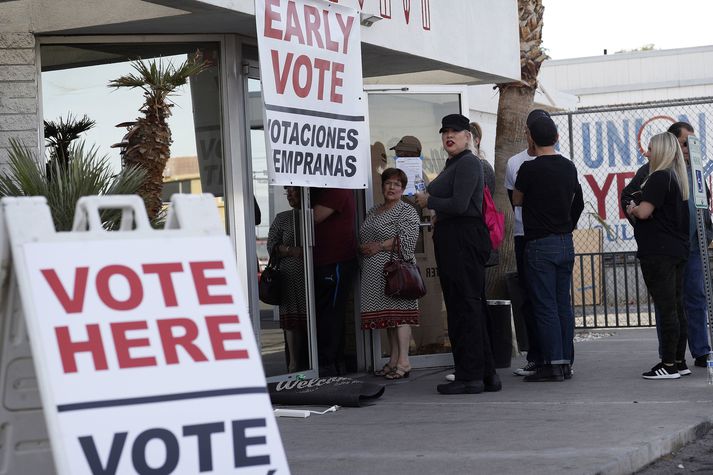 Frá kjörstað í Las Vegas. Maður einn í Nevada-ríki hefur verið ákærður fyrir að senda inn kjörseðil í nafni látinnar eiginkonu sinnar. Hann hafði áður vakið athygli á að atkvæðinu hafði verið skilað og þóttist ekki kannast við neitt.