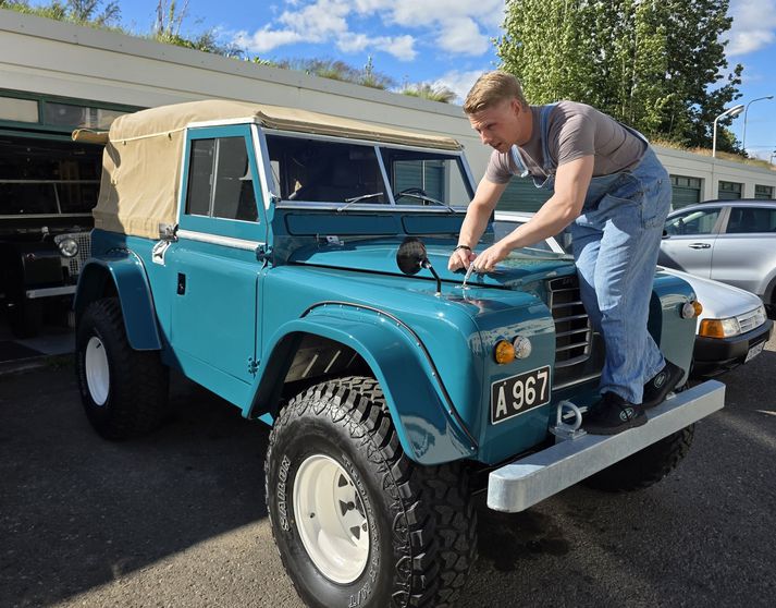 Hrannar Ingi að huga að bílnum sínum, sem hann fékk í fermingargjöf og gerði upp með aðstoð pabba síns. Bílinn er ágerð 1961 og allur hinn glæsilegasti.