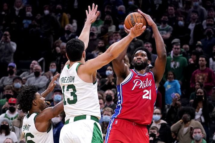 Joel Embiid var frábær í sigri Philadelphia 76ers á Boston Celtics í Boston.