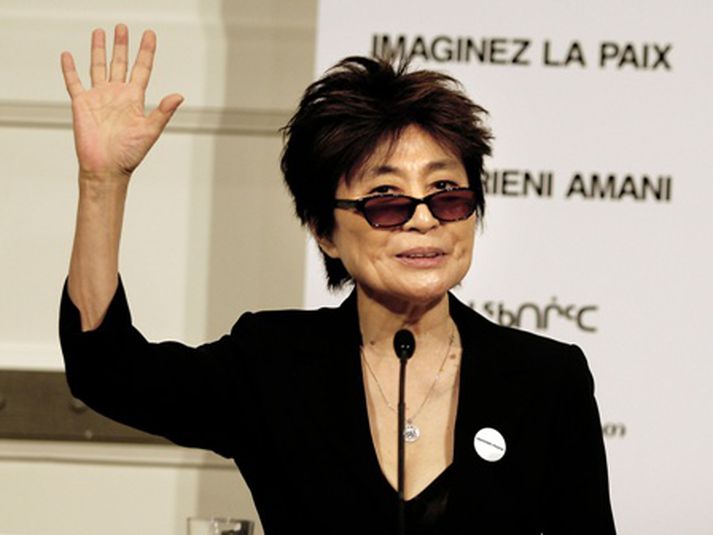 Yoko Ono lagði leið sína í fjölda verslana þegar hún var hér stödd í tilefni þess að kveikt var á friðarsúlunni