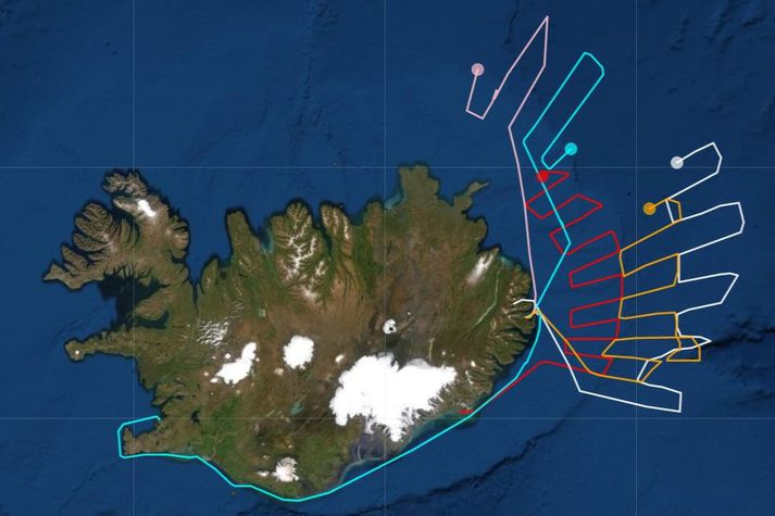 Leitin hefur fyrstu tvo sólarhringana beinst að miðunum út af Austfjörðum og djúpt undan Langanesi. Hvert skip hefur sinn lit. Rauður er Ásgrímur Halldórsson, gulur er Polar Amaroq, hvítur er Bjarni Ólafsson, ljósblár er Árni Friðriksson og bleikur er Hákon.