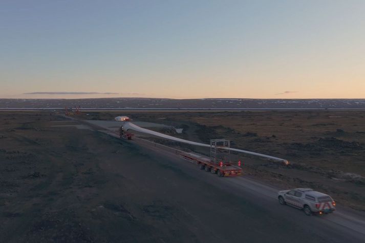 Fyrsti vindmylluspaðinn kominn í Vaðöldu snemma í morgun. Sultartangastífla, lengsta stífla Íslands, fyrir aftan.
