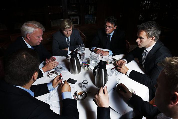 Skuggabankastjórnin ræður ráðum sínum Skuggabankastjórn Markaðarins kom saman á Hótel Holti til fundar í þriðja sinn árdegis síðasta mánudag. Edda Rós Karlsdóttir forstöðumaður greiningardeildar Landsbankans forfallaðist, en bankastjórnina skipa að þessu sinni Ólafur Ísleifsson, Ásgeir Jónsson, Þórður Friðjónsson og Ingólfur Bender. Með bakið í myndavélina eru viðskiptaritsjórar Fréttablaðsins, Björn Ingi Hrafnsson og Óli Kristján Ármannsson. 