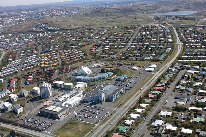 Fjárveitingin dugar til endurnýjunar á slitlagi á um þrettán þúsund fermetrum í ár.