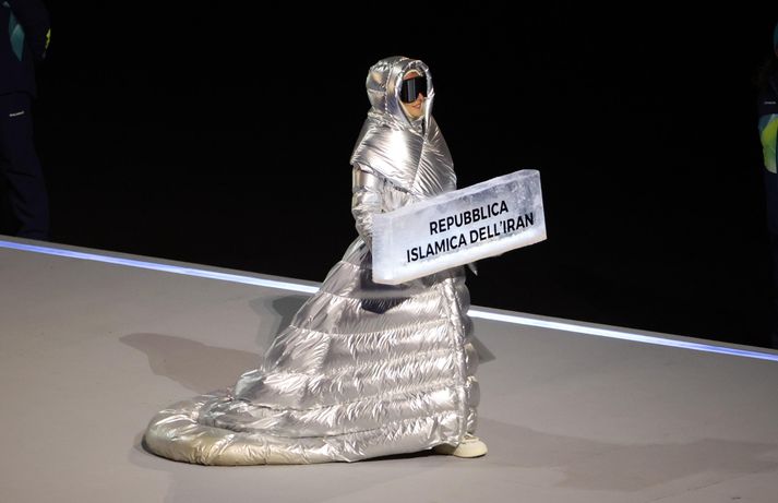 Fáni Írans var tekinn úr fánaröðinni á setningarhátíð Vetrarólympíumóts fatlaðra en hér sést þegar Íran kom inn á setningarhátíð Vetrarólympíuleikanna á dögunum.