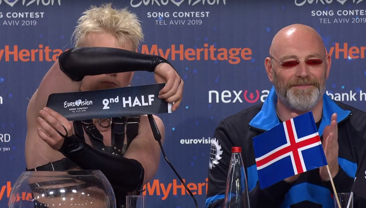 Klemens dró seinni helminginn upp úr myndalegri skál, eða fiskabúri.