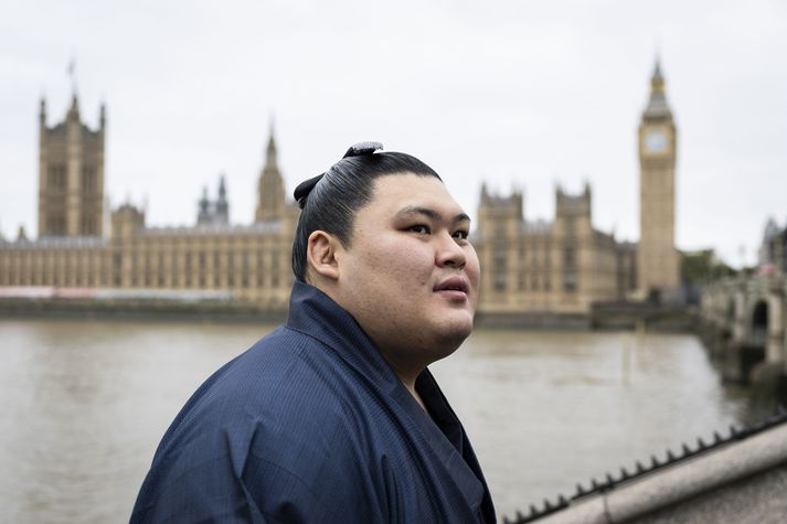 Ōnosato Daiki fyrir framan Þinghúsið í London og með Big Ben í baksýn.