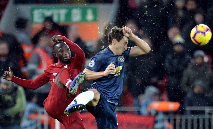 Naby Keita hjá Liverpool og Matteo Darmian hjá Manchester United í baráttunni í fyrri leik liðanna.