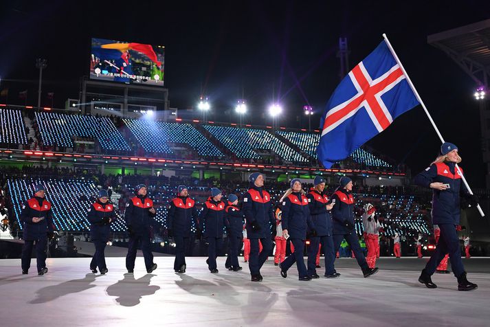 Freydís Halla Einarsdóttir fer hér fyrir íslenska hópnum.