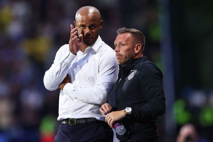 Kompany ræðir við aðstoðarmann sinn, Craig Bellamy, á hliðarlínunni í gærkvöldi.