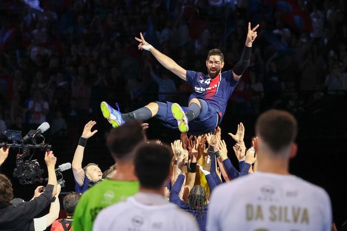 Nikola Karabatic var tolleraður af liðsfélögum sínum í Paris Saint Germain eftir leikinn.