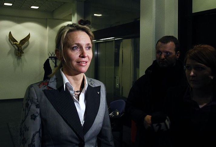 Að miðstjórnarfundi loknum Þorgerður Katrín Gunnarsdóttir var slegin eftir tíðindin sem Geir færði samstarfsfólki sínu í Sjálfstæðisflokknum á fundi miðstjórnar í Valhöll í gær. fréttablaðið/stefán