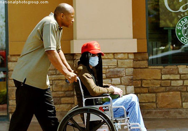 Hér sést Michael Jackson í hjólastólnum fyrir utan Barnes & Noble í Las Vegas.