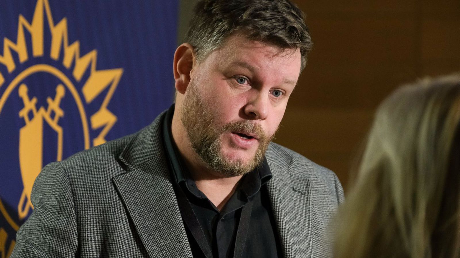 Lög­regla bankar upp á vegna hótana í garð ráða­manna