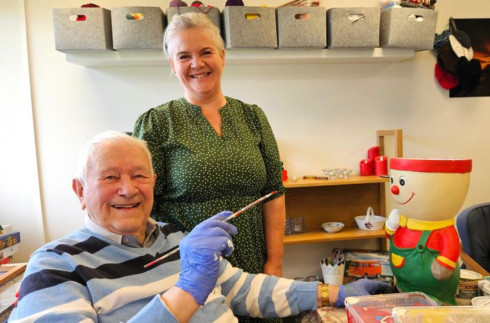 Páll Magnús Guðjónsson (Palli í Mörk), 97 ára Eyjamaður og Sonja Andrésdóttir, tómstunda og virknifulltrúi í Hraunbúðum, sem eru bæði að gera flotta og skemmtilega hluti á heimilinu.