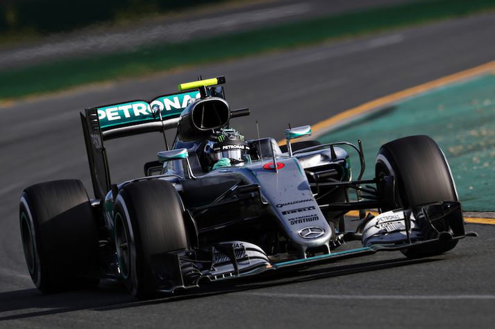 Nico Rosberg tókst að koma fyrstur í mark eftir dramatíska keppni.