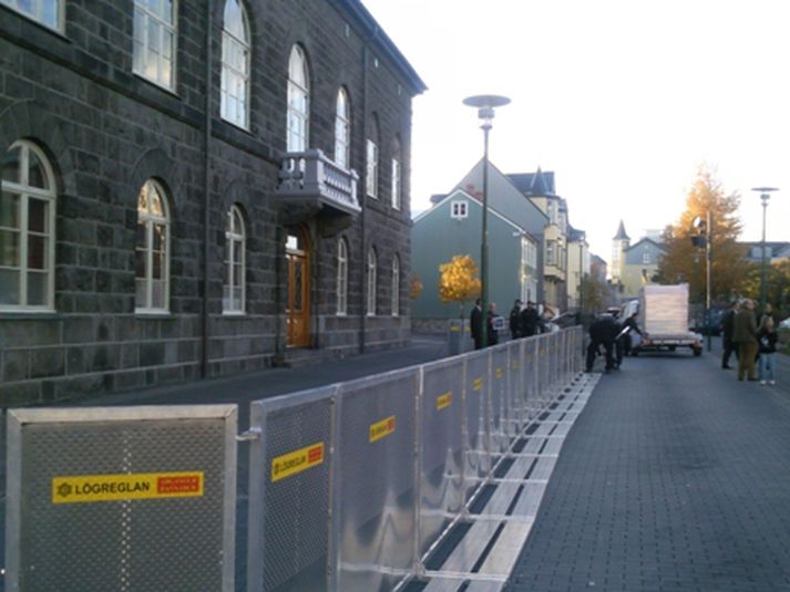 Fyrir utan Alþingishúsið. Bein útsending verður á Vísi í kvöld frá Alþingi og Austurvelli.