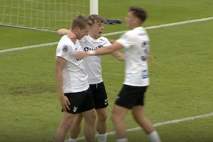 Kjartan Kári Halldórsson og Baldur Kári Helgason fagna Sigurði Bjarti Hallsyni eftir markið hans frábæra.