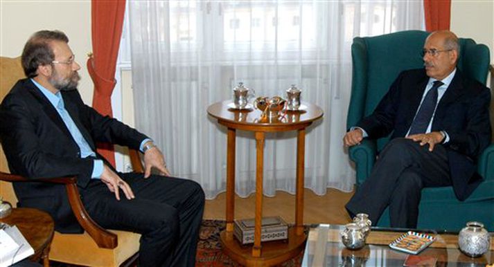 Ari Larijani (t.v.), samningamaður Írana í kjarnorkumálum, fundar með Mohamed ElBaradei, yfirmanni Alþjóða kjarnorkumálastofnunarinnar.