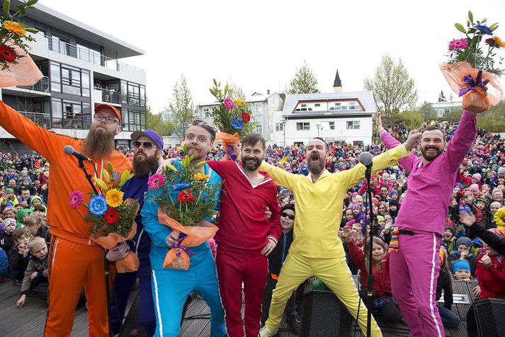 Bæjarstjórn Hafnarfjarðar þakkaði Pollapönkurum fyrir jákvætt og frábært framlag sitt áður en tónleikar hófust.