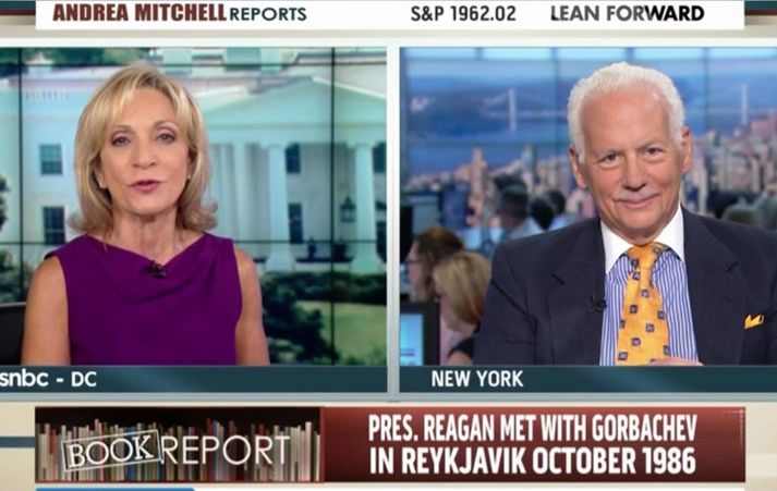 Fréttakona NBC, Andrea Mitchell, ræðir við höfund bókarinnar, Ken Adelman, á MSNBC.