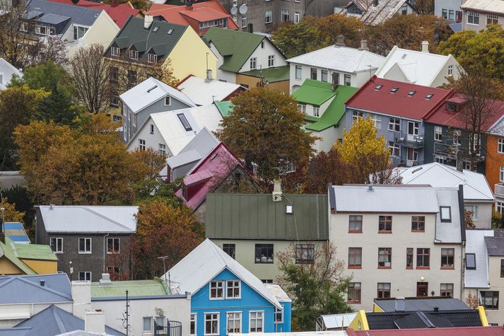 Fasteignir á höfuðborgarsvæðinu eru yfirboðnar um jafnvel 10 prósent því margir kaupendur hafa misst af eignum í tilboðskapphlaupi.