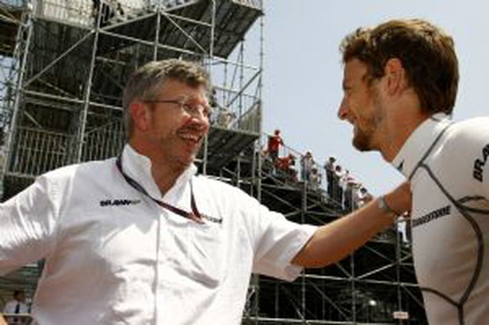 Ross Brawn og Jenson Button ræða málin, en þeir eru með sigursælasta liðinu.