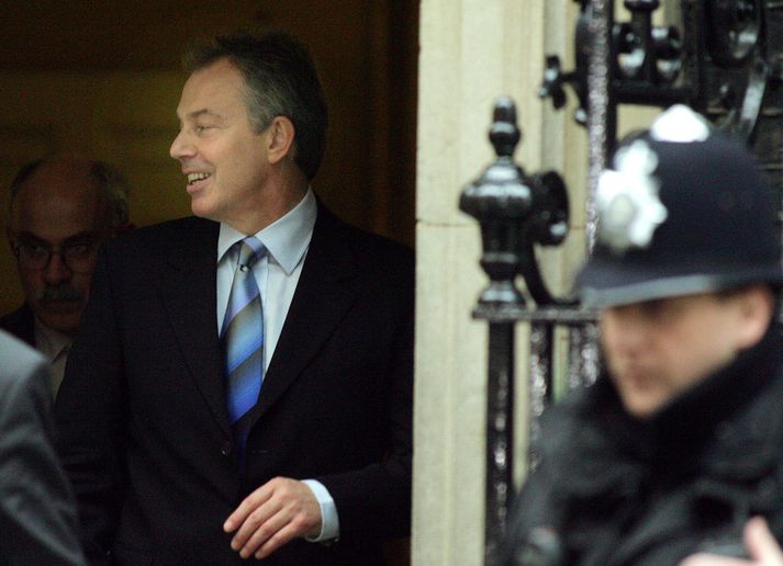 Tony Blair sætti í gær yfirheyrslum bresku lögreglunnar vegna meintrar mútuþægni innan ríkisstjórninnar. Hann er þó ekki grunaður um að þiggja mútur, heldur mætti eingöngu sem vitni.