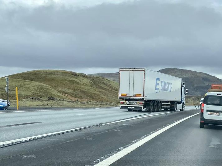 Svo virðist sem að flutningabíll hafi fokið á vegrið.