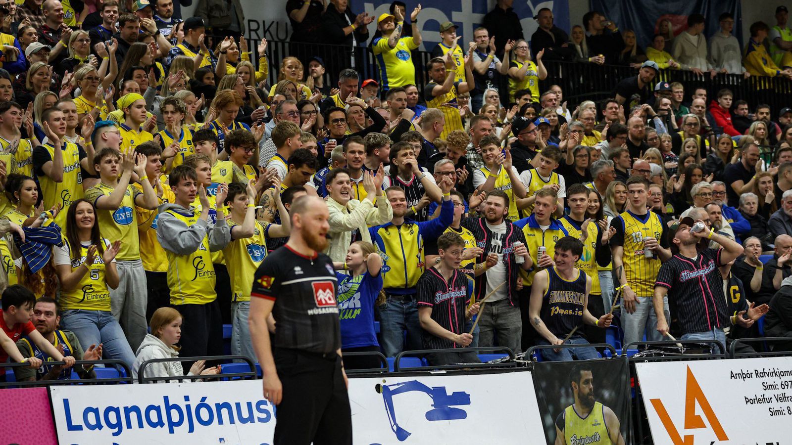 Stinning­skaldi safnaði fyrir sektinni og borgaði hana