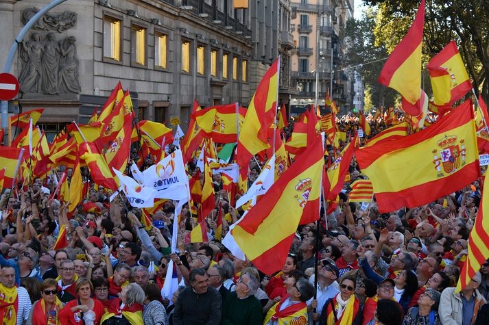 Lögreglan segir að um 300 þúsund manns hafi gengið um götur Barcelona í dag. Hópurinn er sagður vera myndaður þeim sem hafa verið kallaðir hinn þögli meirihluti.