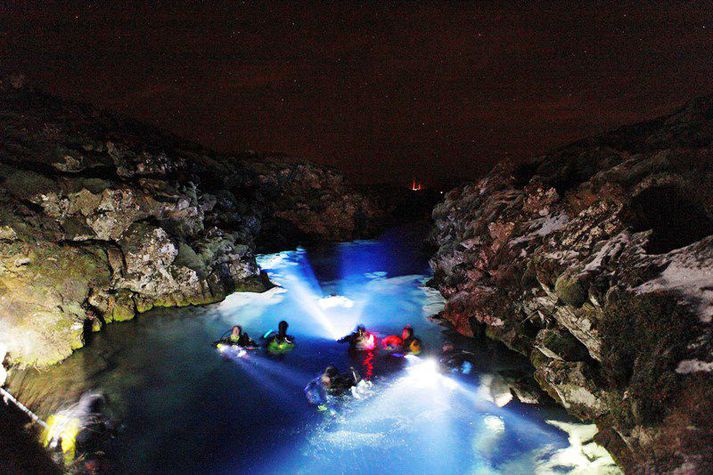 Silfra laðar að þúsundir ferðamanna sem sækja Ísland heim.