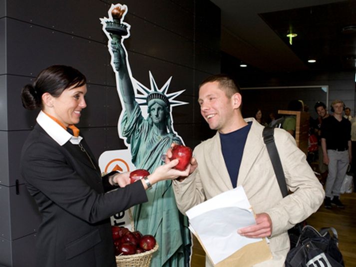 Farþegar í fyrstu ferð Iceland Express til New York fengu allir epli í tilefni dagsins.