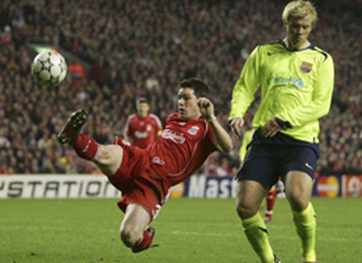 Steve Finnan sést hér í baráttu við Eið Smára Guðjohnsen fyrr í vetur.