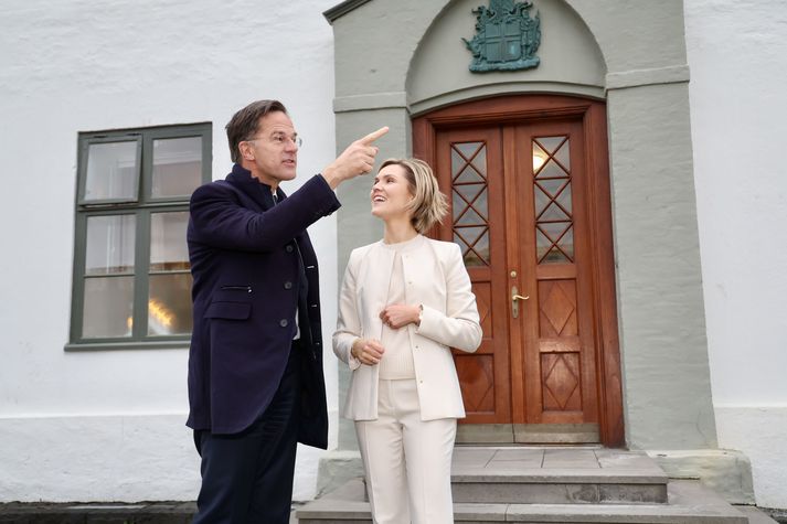 Rutte og Kristrún fyrir framan Stjórnarráðið.