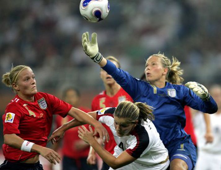 Rachel Brown, fyrrum leikmaður ÍBV, er landsliðsmarkvörður Englendinga. Hér er hún í leiknum gegn Bandaríkjunum í dag.