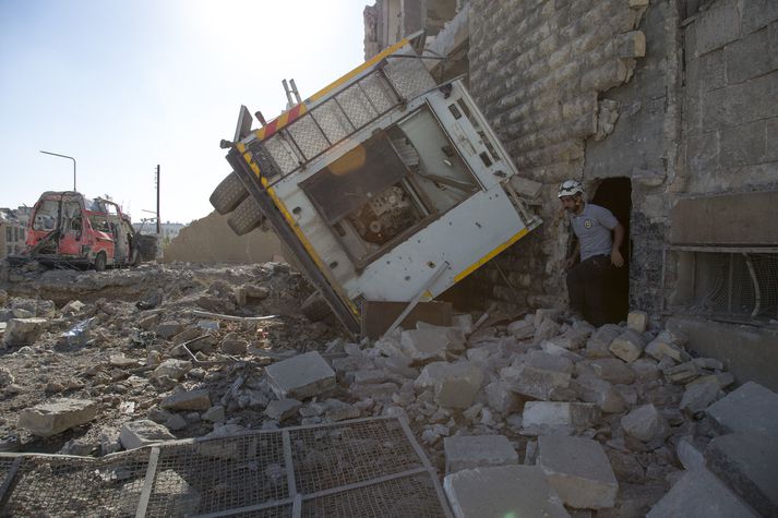 Sýrlenskur hjálparstarfsmaður í Aleppo kannar skemmdirnar eftir loftárás á bækistöð björgunarsveitanna. Nordicphotos/AFP