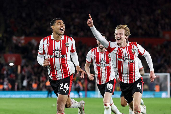 Norður-Írinn Shea Charles (t.v.) skaut Southampton á Wembley.